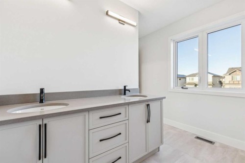 120 Quartz Crescent, Cochrane, AB - Indoor Photo Showing Bathroom