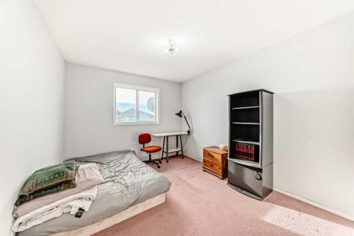 215 Appleglen Park Se, Calgary, AB - Indoor Photo Showing Bedroom