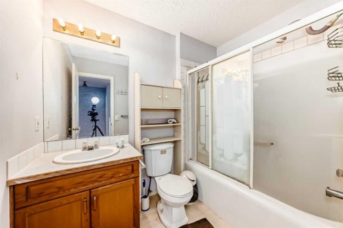 215 Appleglen Park Se, Calgary, AB - Indoor Photo Showing Bathroom