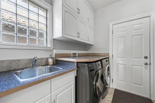 1458 Strathcona Drive Sw, Calgary, AB - Indoor Photo Showing Laundry Room