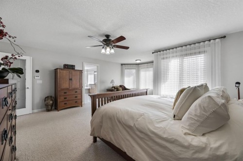 1458 Strathcona Drive Sw, Calgary, AB - Indoor Photo Showing Bedroom