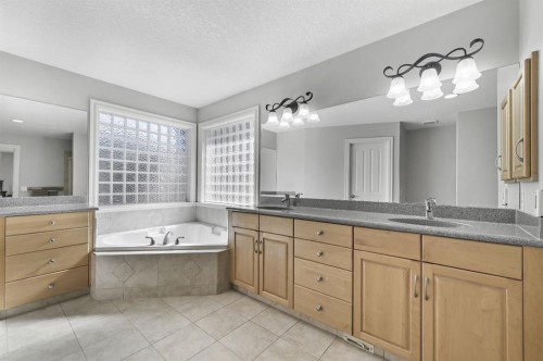 1458 Strathcona Drive Sw, Calgary, AB - Indoor Photo Showing Bathroom