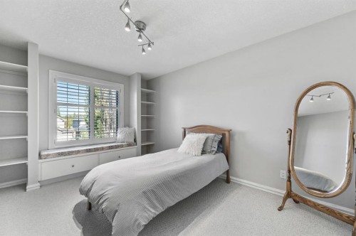 1458 Strathcona Drive Sw, Calgary, AB - Indoor Photo Showing Bedroom