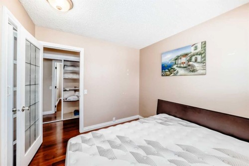 7139 18 Street Se, Calgary, AB - Indoor Photo Showing Bedroom