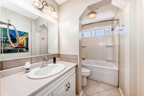 7139 18 Street Se, Calgary, AB - Indoor Photo Showing Bathroom