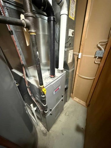 7139 18 Street Se, Calgary, AB - Indoor Photo Showing Basement