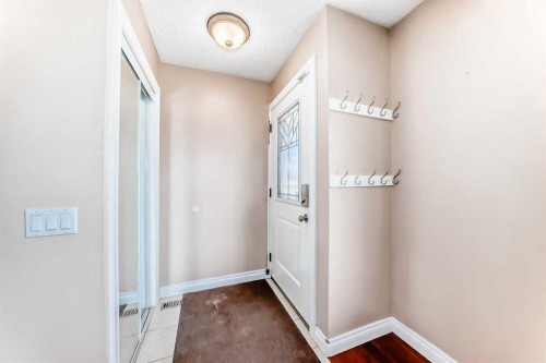 7139 18 Street Se, Calgary, AB - Indoor Photo Showing Other Room