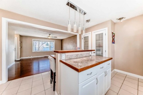 7139 18 Street Se, Calgary, AB - Indoor Photo Showing Kitchen
