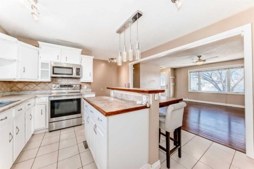 7139 18 Street Se, Calgary, AB - Indoor Photo Showing Kitchen