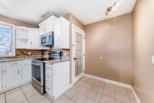 7139 18 Street Se, Calgary, AB - Indoor Photo Showing Kitchen