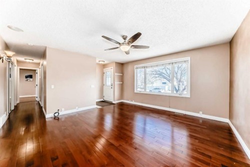 7139 18 Street Se, Calgary, AB - Indoor Photo Showing Other Room
