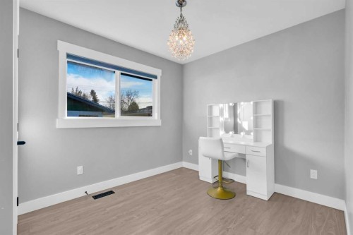 2046 33 Street Se, Calgary, AB - Indoor Photo Showing Other Room
