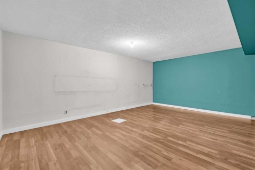 2046 33 Street Se, Calgary, AB - Indoor Photo Showing Other Room