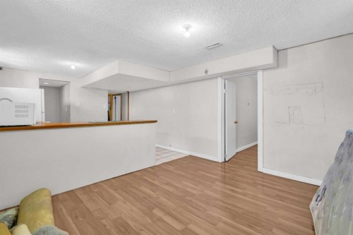 2046 33 Street Se, Calgary, AB - Indoor Photo Showing Other Room