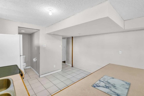 2046 33 Street Se, Calgary, AB - Indoor Photo Showing Other Room