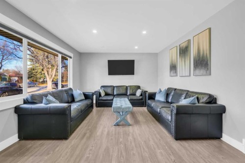 2046 33 Street Se, Calgary, AB - Indoor Photo Showing Living Room