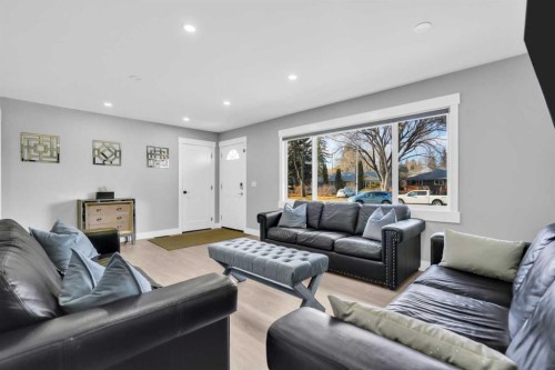 2046 33 Street Se, Calgary, AB - Indoor Photo Showing Living Room