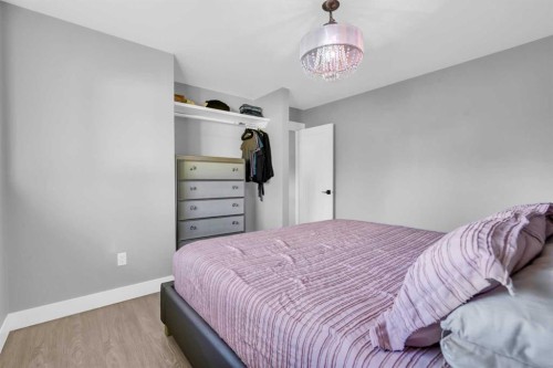 2046 33 Street Se, Calgary, AB - Indoor Photo Showing Bedroom