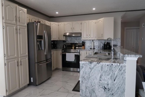 200 Hawkbury Close Nw, Calgary, AB - Indoor Photo Showing Kitchen With Stainless Steel Kitchen