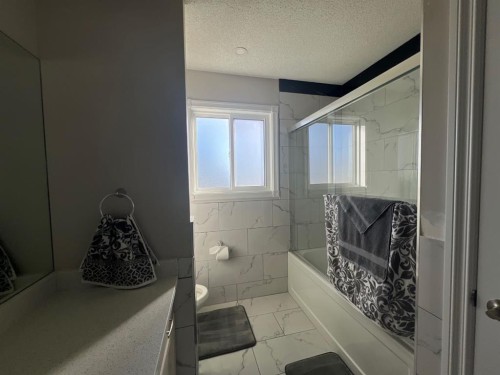 200 Hawkbury Close Nw, Calgary, AB - Indoor Photo Showing Bathroom