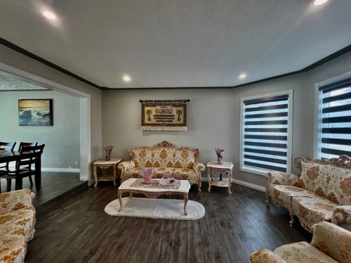 200 Hawkbury Close Nw, Calgary, AB - Indoor Photo Showing Living Room