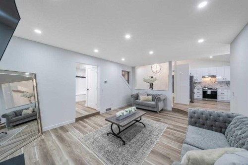 16 Sandringham Close Nw, Calgary, AB - Indoor Photo Showing Other Room