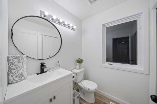 16 Sandringham Close Nw, Calgary, AB - Indoor Photo Showing Bathroom