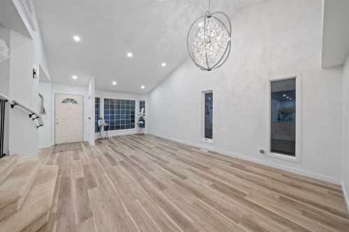 16 Sandringham Close Nw, Calgary, AB - Indoor Photo Showing Other Room