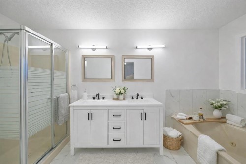 16 Sandringham Close Nw, Calgary, AB - Indoor Photo Showing Bathroom