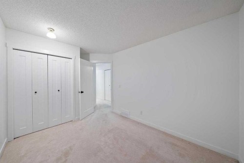 16 Sandringham Close Nw, Calgary, AB - Indoor Photo Showing Other Room