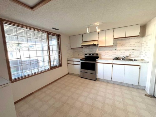 16 Sandringham Close Nw, Calgary, AB - Indoor Photo Showing Kitchen