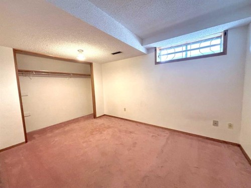 16 Sandringham Close Nw, Calgary, AB - Indoor Photo Showing Other Room