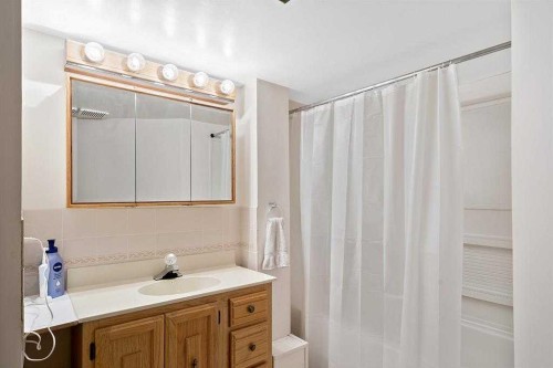 16 Sandringham Close Nw, Calgary, AB - Indoor Photo Showing Bathroom