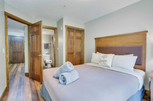 102-121 Kananaskis Way, Canmore, AB - Indoor Photo Showing Bedroom