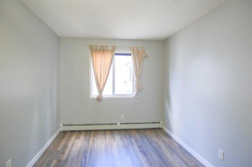 202-5202 Valleyview Park Se, Calgary, AB - Indoor Photo Showing Other Room