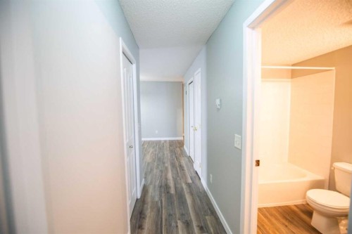 202-5202 Valleyview Park Se, Calgary, AB - Indoor Photo Showing Bathroom