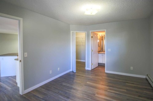 202-5202 Valleyview Park Se, Calgary, AB - Indoor Photo Showing Other Room