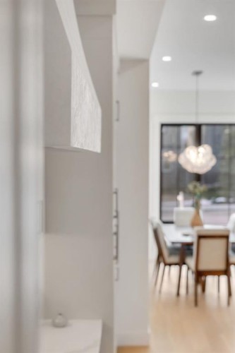 1904 48 Avenue Sw, Calgary, AB - Indoor