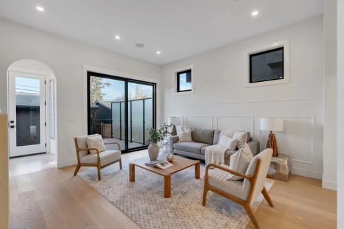 1904 48 Avenue Sw, Calgary, AB - Indoor Photo Showing Living Room