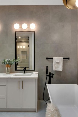 1904 48 Avenue Sw, Calgary, AB - Indoor Photo Showing Bathroom