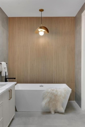 1904 48 Avenue Sw, Calgary, AB - Indoor Photo Showing Bathroom