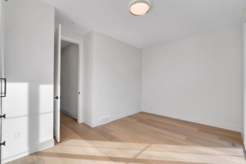 1904 48 Avenue Sw, Calgary, AB - Indoor Photo Showing Other Room