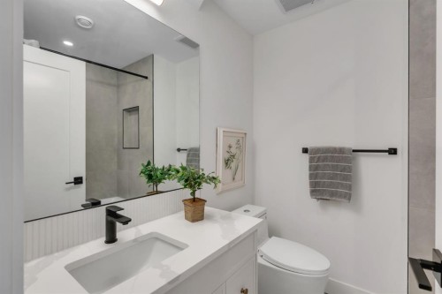 1904 48 Avenue Sw, Calgary, AB - Indoor Photo Showing Bathroom