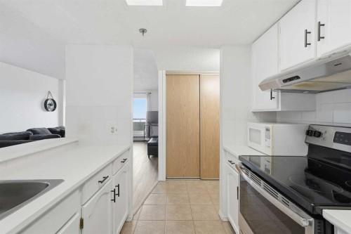 604-2011 University Drive Nw, Calgary, AB - Indoor Photo Showing Kitchen