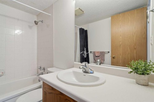 604-2011 University Drive Nw, Calgary, AB - Indoor Photo Showing Bathroom