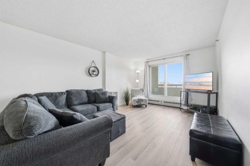 604-2011 University Drive Nw, Calgary, AB - Indoor Photo Showing Living Room
