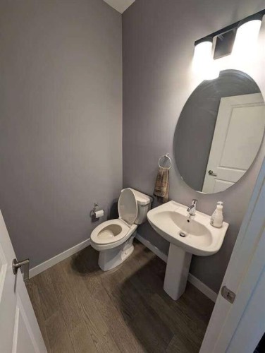 72 Sundown Crescent, Cochrane, AB - Indoor Photo Showing Bathroom