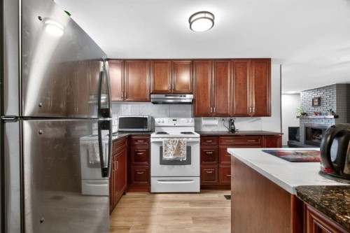 209 Sunset Boulevard Sw, Diamond Valley, AB - Indoor Photo Showing Kitchen