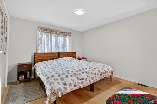 209 Sunset Boulevard Sw, Diamond Valley, AB - Indoor Photo Showing Bedroom