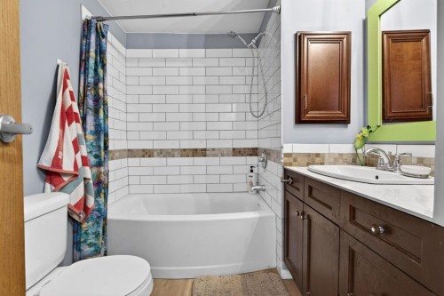 209 Sunset Boulevard Sw, Diamond Valley, AB - Indoor Photo Showing Bathroom